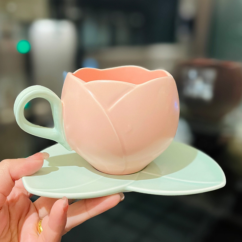 レリーフ陶磁器のチューリップの形の小さい大衆のデザイン感のコーヒーカップの事務室の少女の心の高い顔の値の精巧な杯の皿|undefined