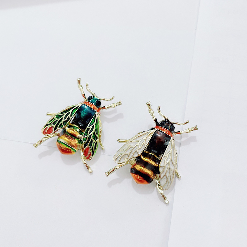 Cross-border popular European and American bee brooch design fashion small animal corsage fashion pin anti-exposure clothing
