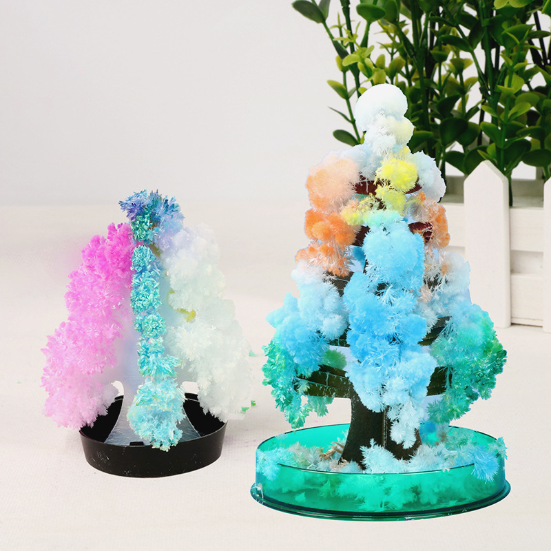 紙の木の開花の子供のクリスマスのおもちゃは雪の魔法をつけて結晶の木の科学の実験のクリスマスツリーに水をやります。|undefined