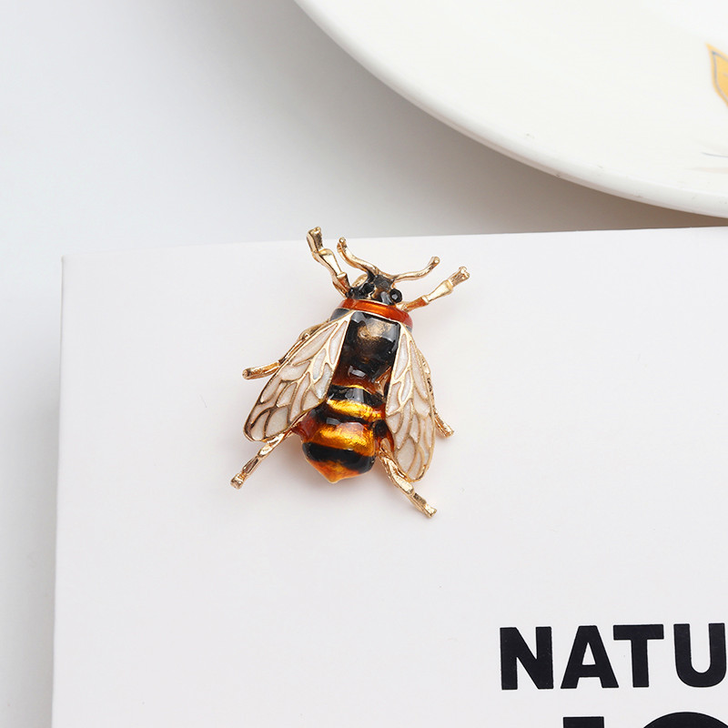 Cross-border popular European and American bee brooch design fashion small animal corsage fashion pin anti-exposure clothing