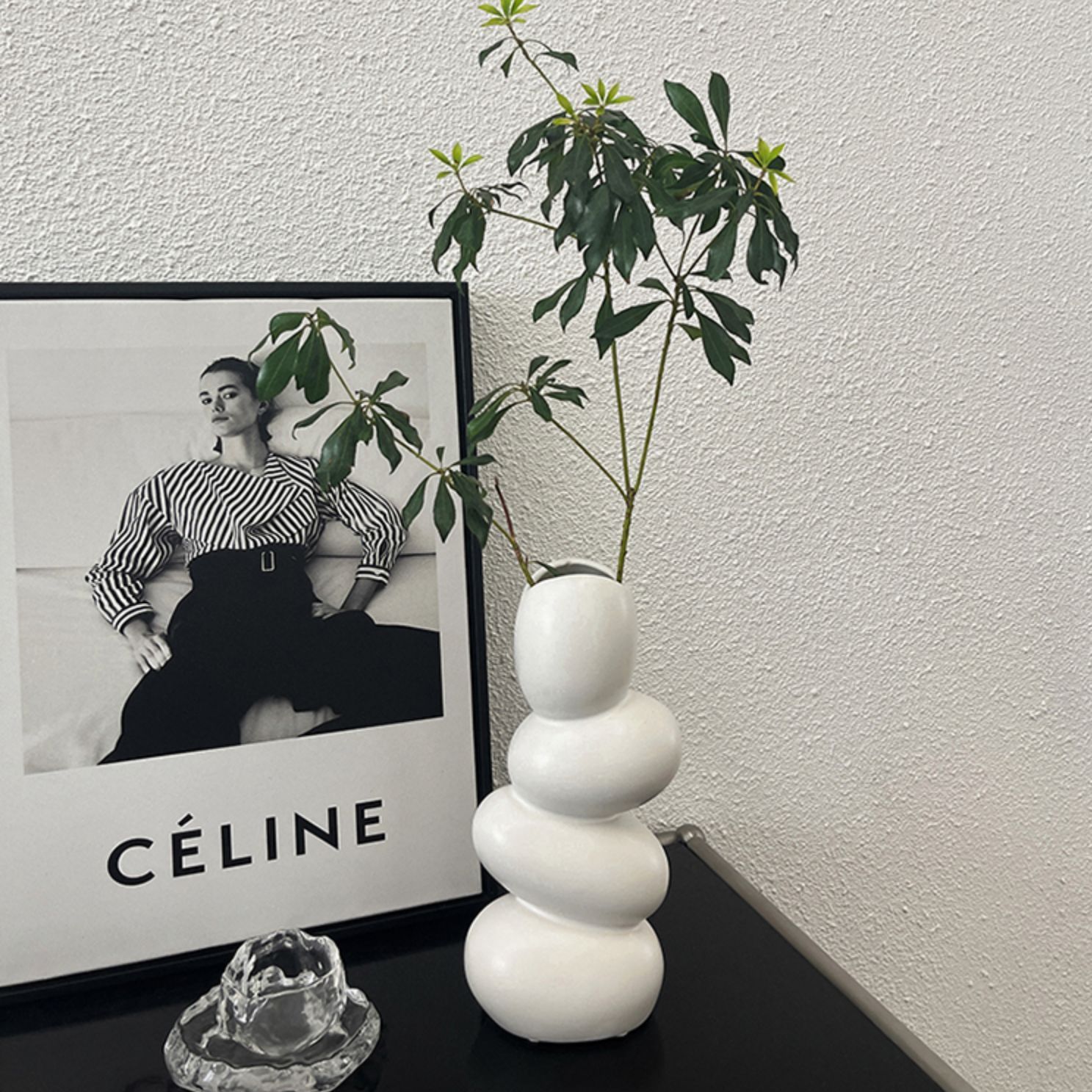 Creative ceramic vase with an Instagram style, light luxury, high-end, irregular pebble home decoration, living room flower arrangement, entryway decoration