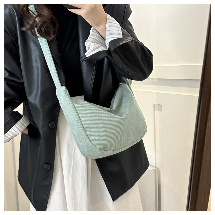 Solid color simple large capacity 2023 autumn and winter New Korean style simple shoulder messenger bag mother bag dumpling bag fashion_voghion.com