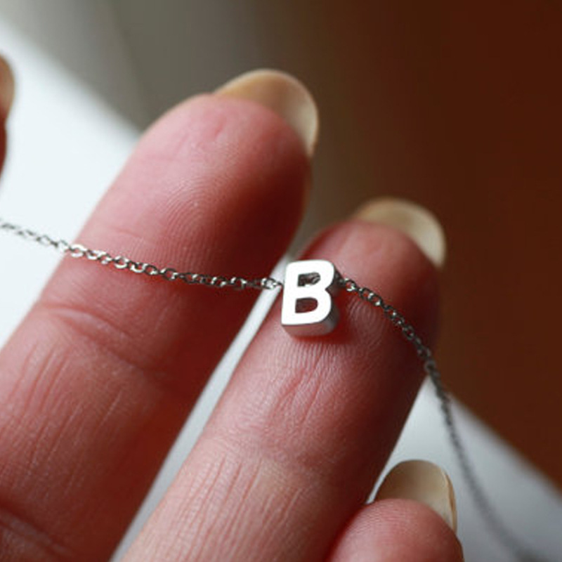 夏の新型シンプルなアクセサリーの金属のアルファベットのネックレスの優雅な気質は26文字の鎖の女性を合わせます。|undefined