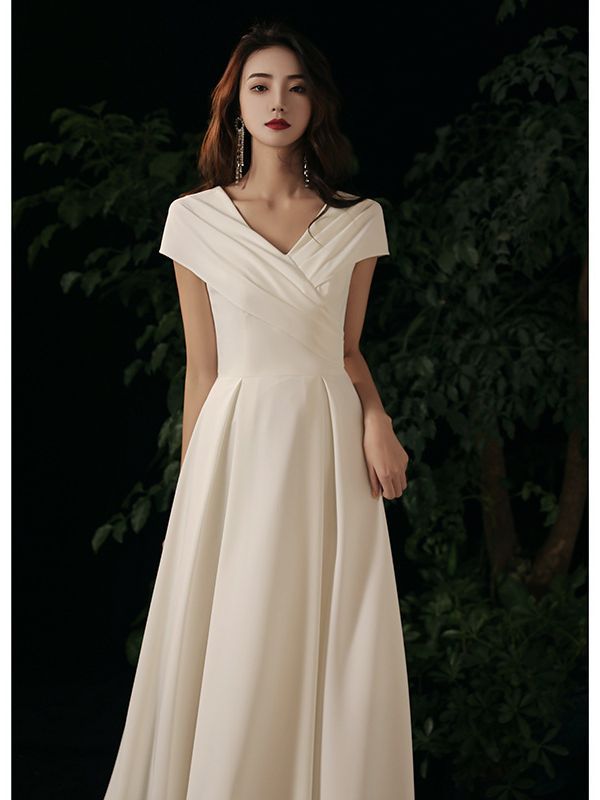 Evening dress white V-neck hosting banquet temperament certificate registration dress bride toast clothing travel photography light wedding dress