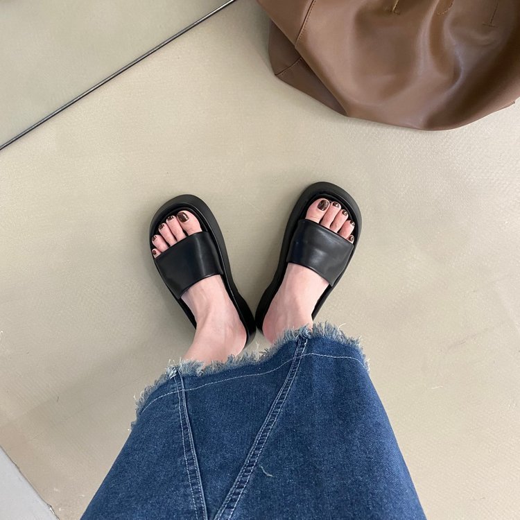 2022夏の新型韓国版ファッションシンプルな一字式の厚い底の外はフラットサンダルの女性靴を着ています。|undefined
