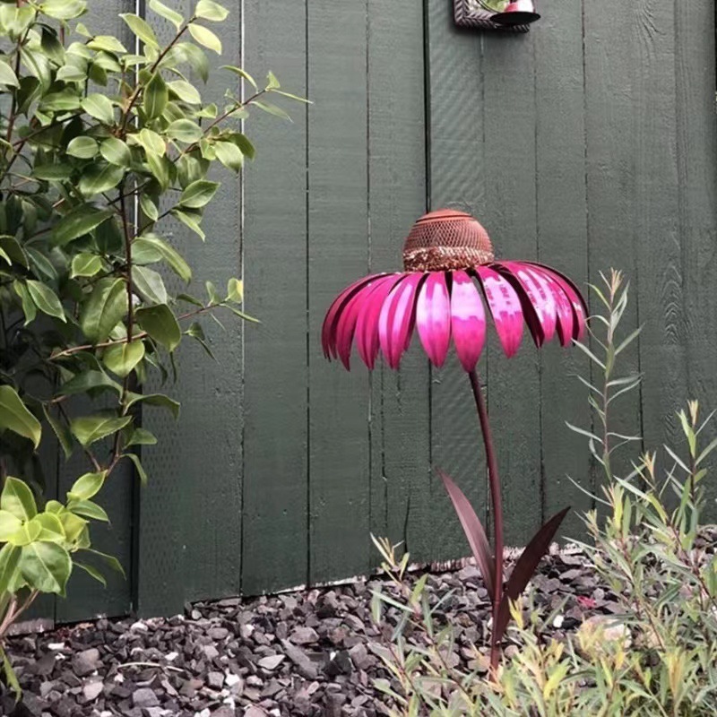 国境を越えた新製品の屋外の花は鳥器のハチドリに餌を与えます。|undefined