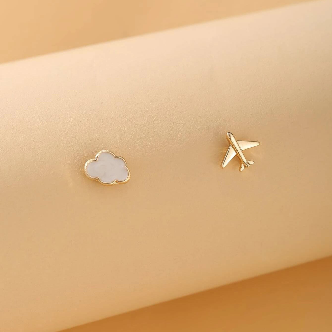 Han Zhishang Independent Station Cute Cloud Aircraft Small Earrings European and American Cross-border Creative Sweet Oil White Earrings Female