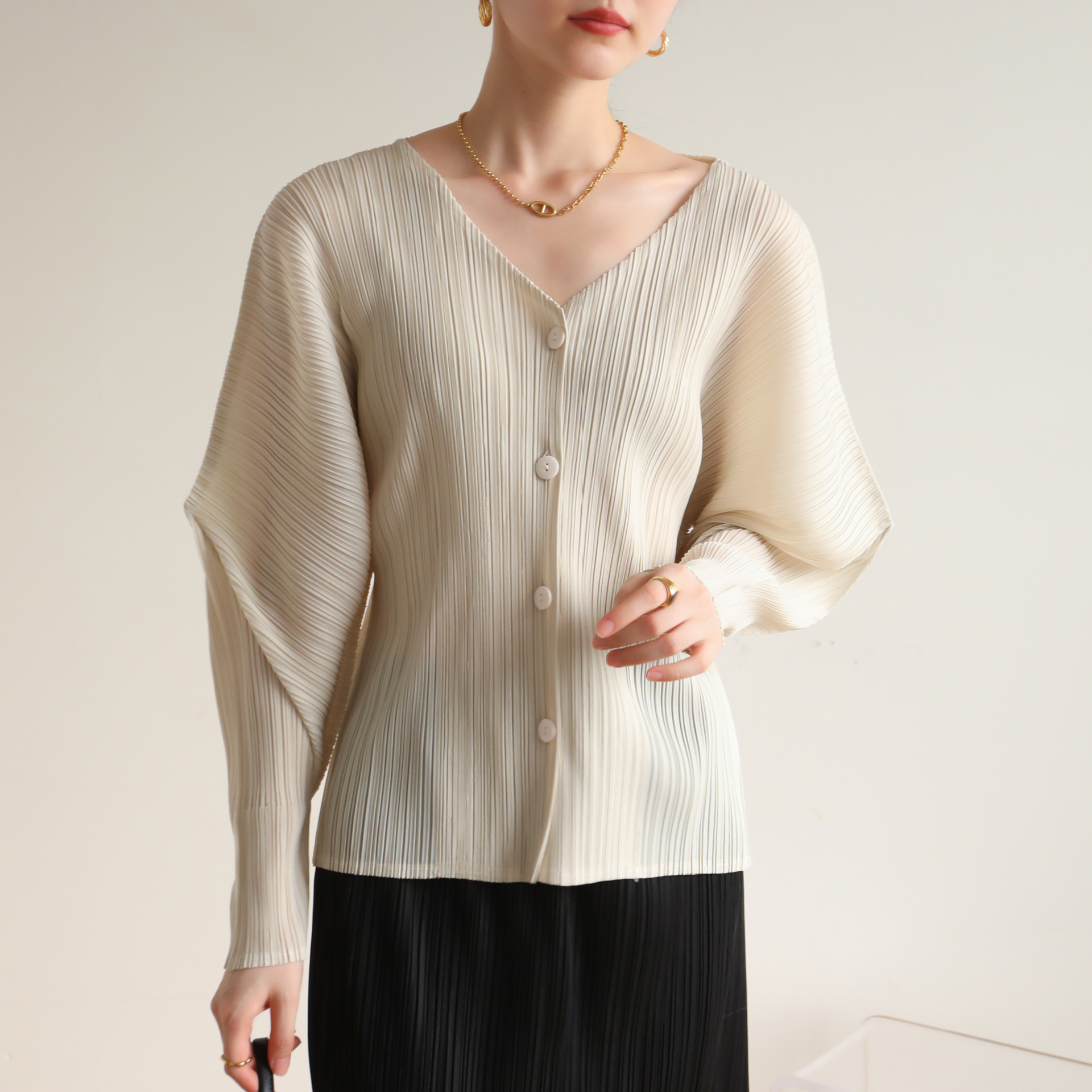 Quality 2024 autumn and spring new pleated casual versatile bat sleeve V-neck single-breasted shirt top T-shirt