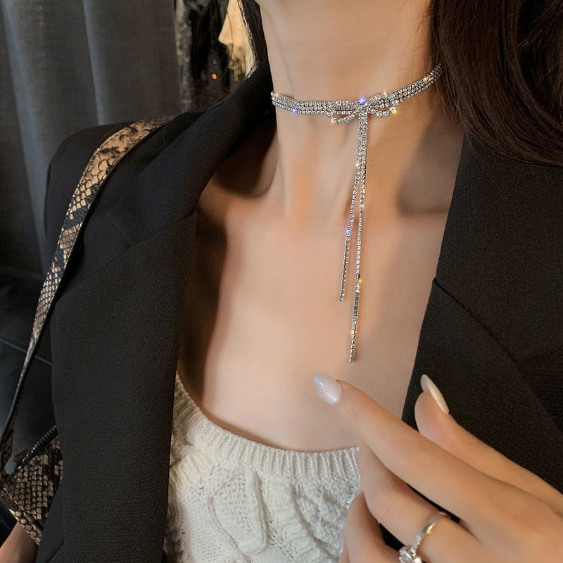 大衆の高級感のある蝶結びには、ダイヤモンドのフリンジネックレスの女性の鎖の個性的な首の鎖の女性insの冷たい風が飾られています。|undefined