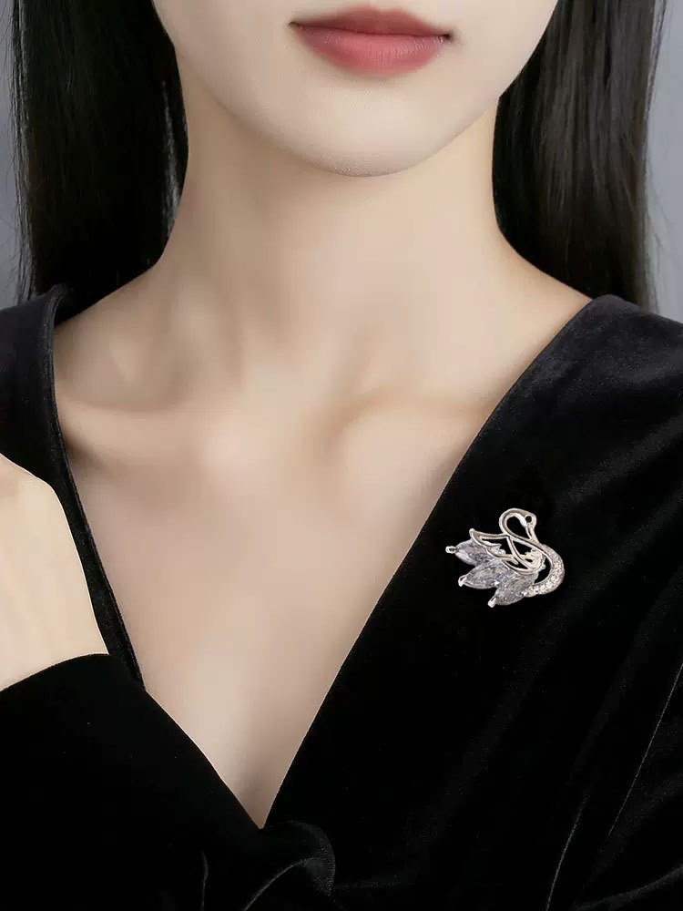 高端閃鑽天鵝胸針高檔女設計感小眾西裝別針時尚精緻衣服胸花配飾
