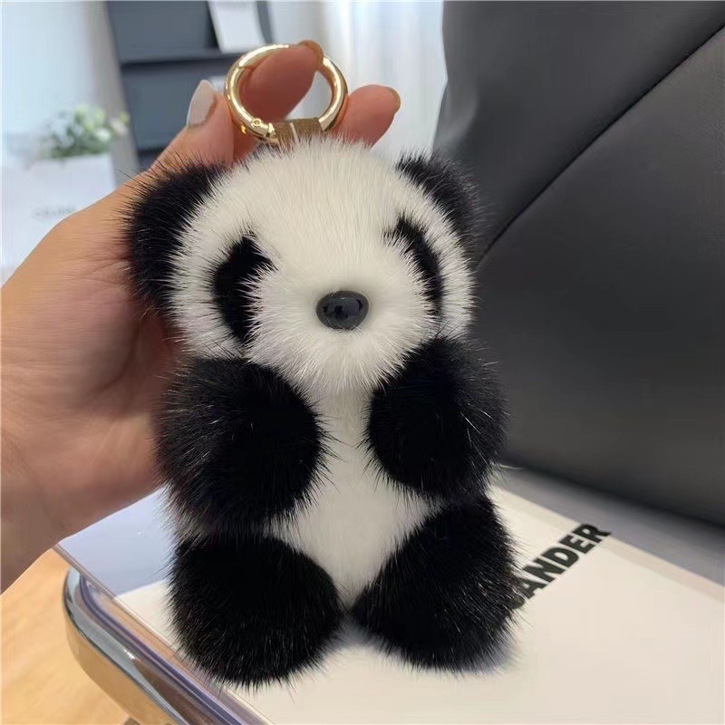 国境を越えた卸売りはかわいい洗練されたぬいぐるみパンダの高級バッグにネットの赤い誕生日プレゼントのキーホルダーを飾っている|undefined