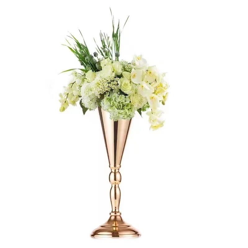 結婚祝いの道具は金色の鉄芸の結婚式の現場に花器ホテルのショーウインドーを配置して家の花瓶を飾ります。|undefined