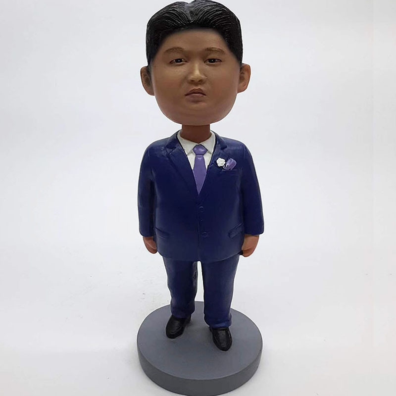 Hand-made home living room doll decoration cross-border new Chinese resin desktop shaking head celebrity doll decoration wholesale
