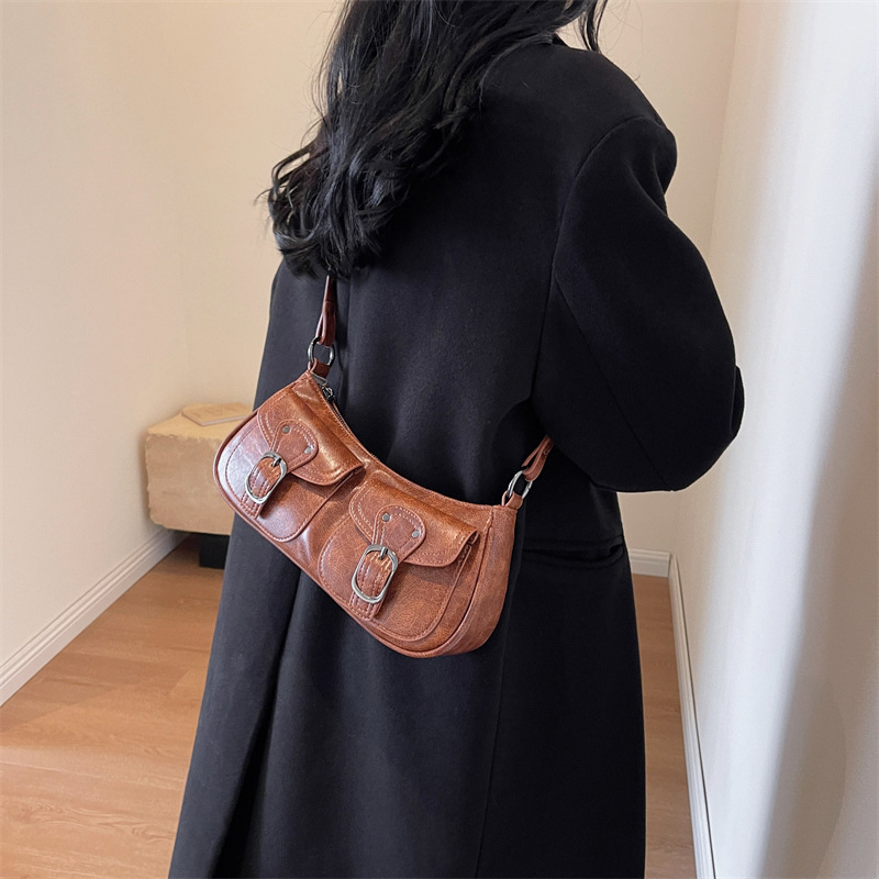 Cross-border wholesale sweet cool motorcycle bag for women 2023 new niche fashion shoulder underarm bag small red book Same style women's bag