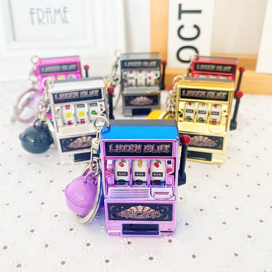 Creative playable mini fruit machine shaker shaker turnaround game keychain pendant simulation bag