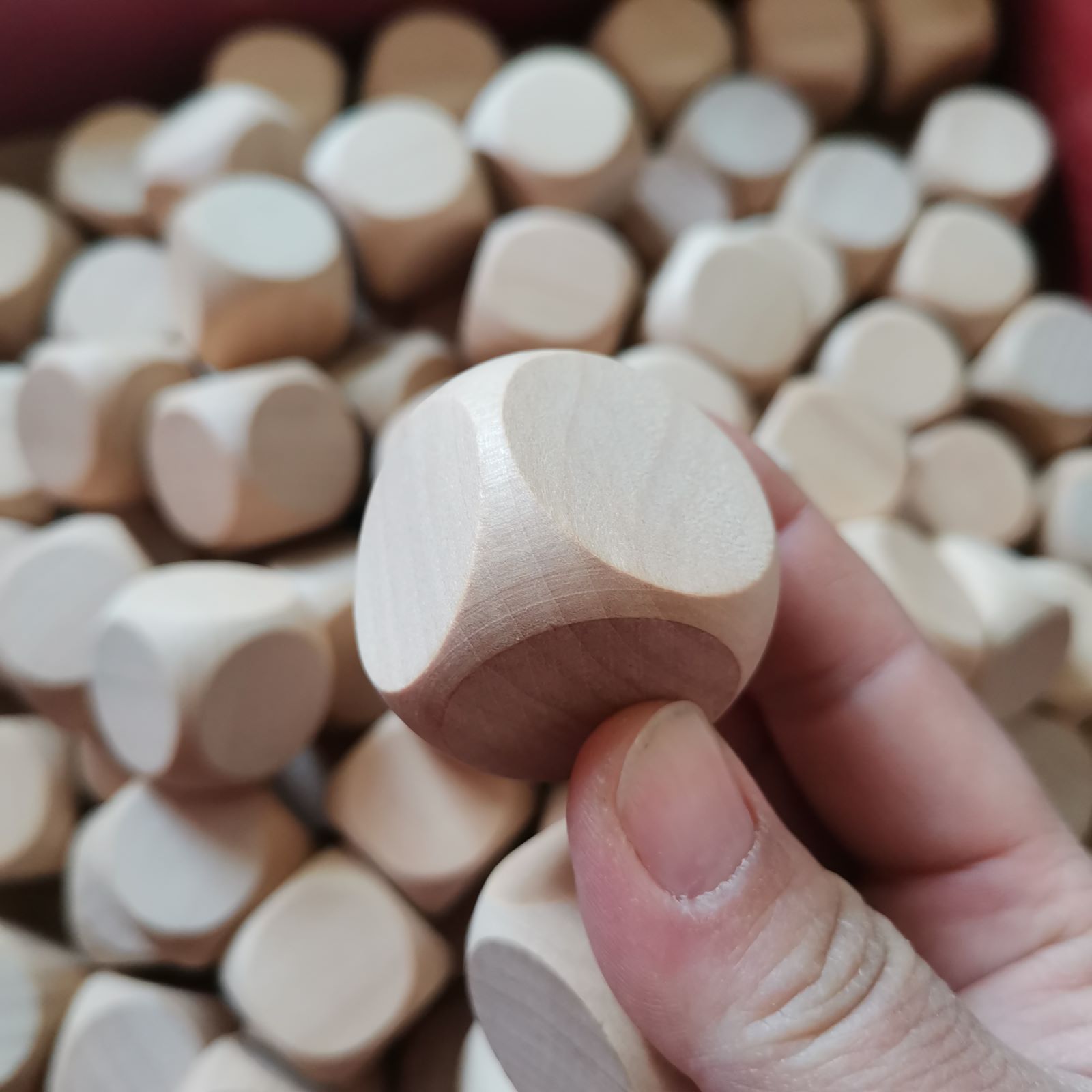 Factory spot 30mm wooden dice wooden creative color points rounded wine dice mahjong wooden sieve
