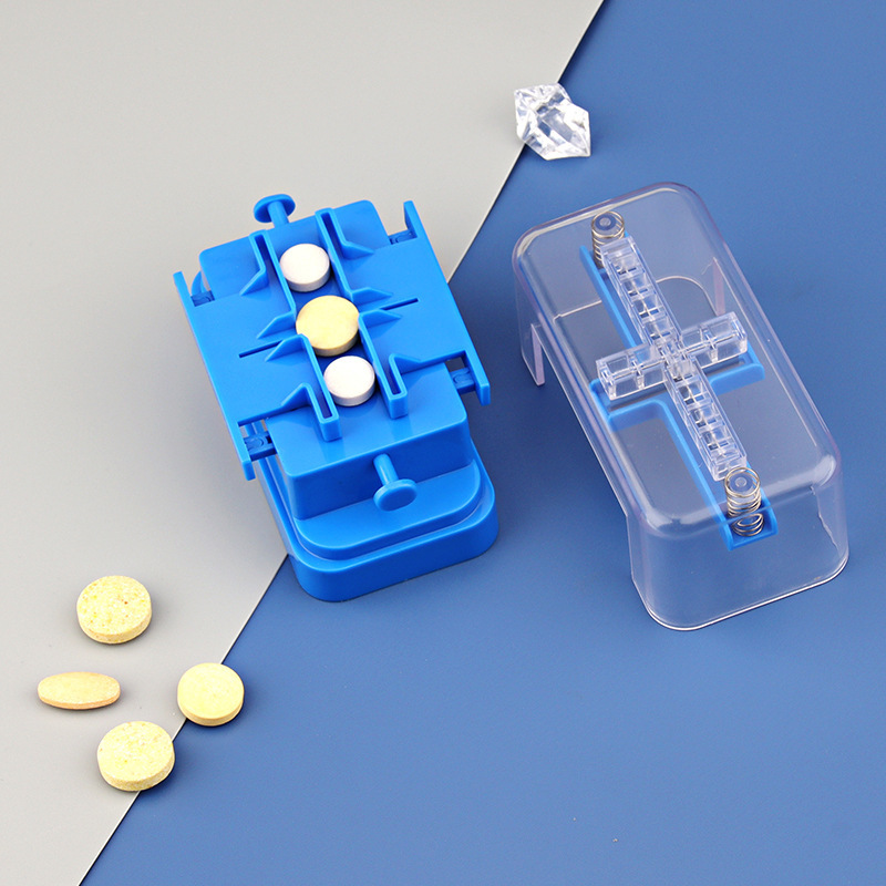 薬切り器は薬を切って箱の4分の1の錠剤を分けます。|undefined
