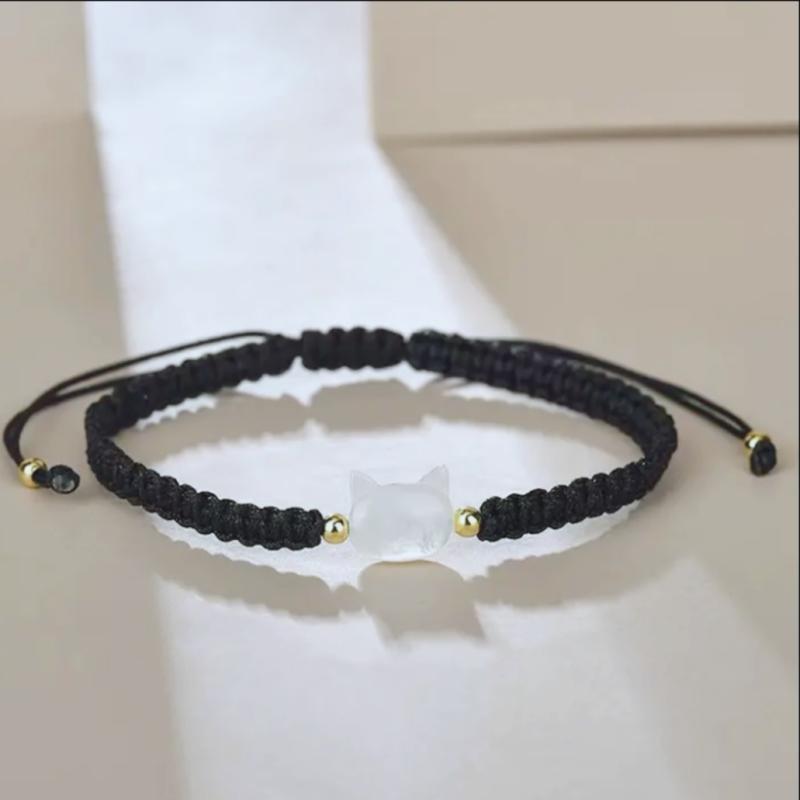 手作りの貝殻と白黒の猫のカップルのブレスレットを編みます。|undefined