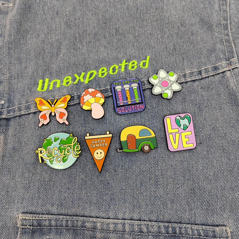 Cross-border Europe and the United States love the earth brooch green round environmental protection metal badge bag clothes cartoon pin wholesale