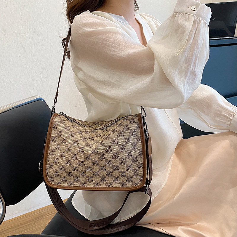 Tiktok popular large capacity commuter Western style pea bag 2023 new all-match handbag fashion trendy messenger bag