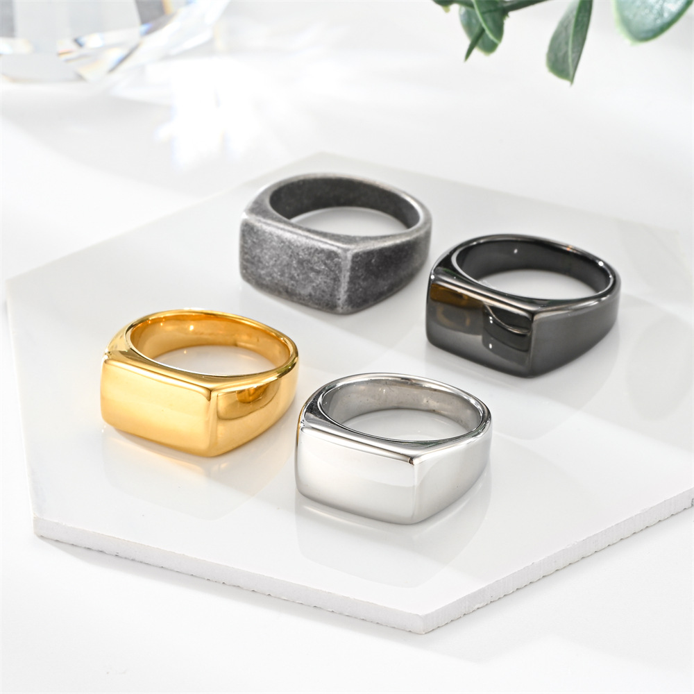 Anello semplice alla moda da uomo europeo e americano hip-hop rettangolare liscio con lettere in acciaio inossidabile incrociato_voghion.com