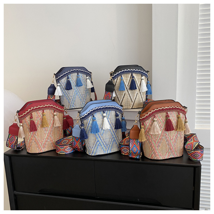 Ethnic style holiday travel tassel bucket bag 2024 new single shoulder crossbody bag fashionable simple tassel women's bag