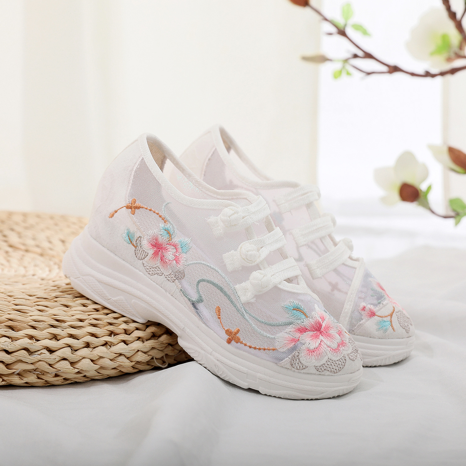 Mesh Flower Garden 2023 Spring and Summer New Mesh Inner Height Canvas Shoes Embroidered Shoes Thickened White Shoes Sneakers