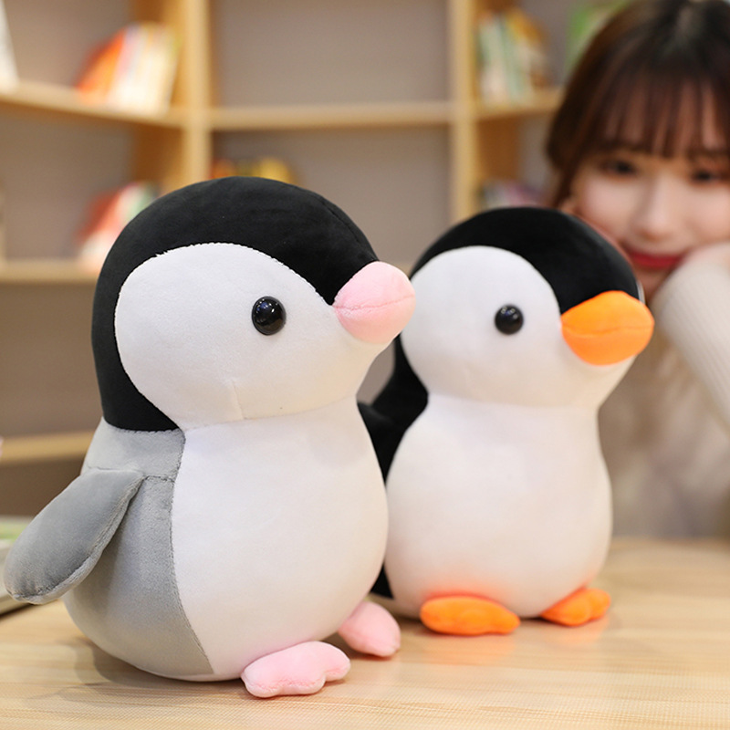 ペンギンのぬいぐるみのぬいぐるみの子供のベッドで寝ています。|undefined