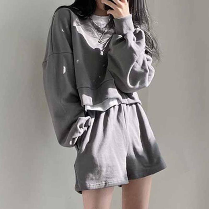 Koreanischer schicker Herbst-Lazy-Style-Pullover mit V-Ausschnitt, lockerem Langarm-Pullover + Shorts mit hoher Taille und weitem Bein, Sportanzug für Damen_voghion.com