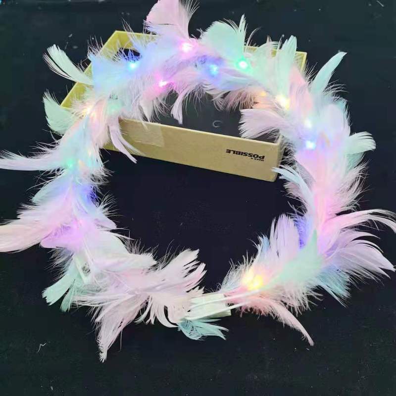 新型の超仙花輪の羽が光っています。観光スポットのバーの屋台のプレゼントが光るおもちゃです。|undefined