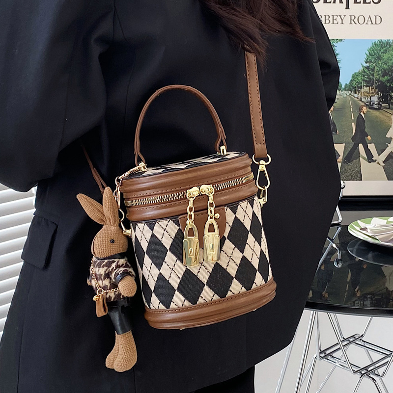 This year's popular small bag women's 2023 spring new fashion niche messenger bag texture Diamond portable bucket bag