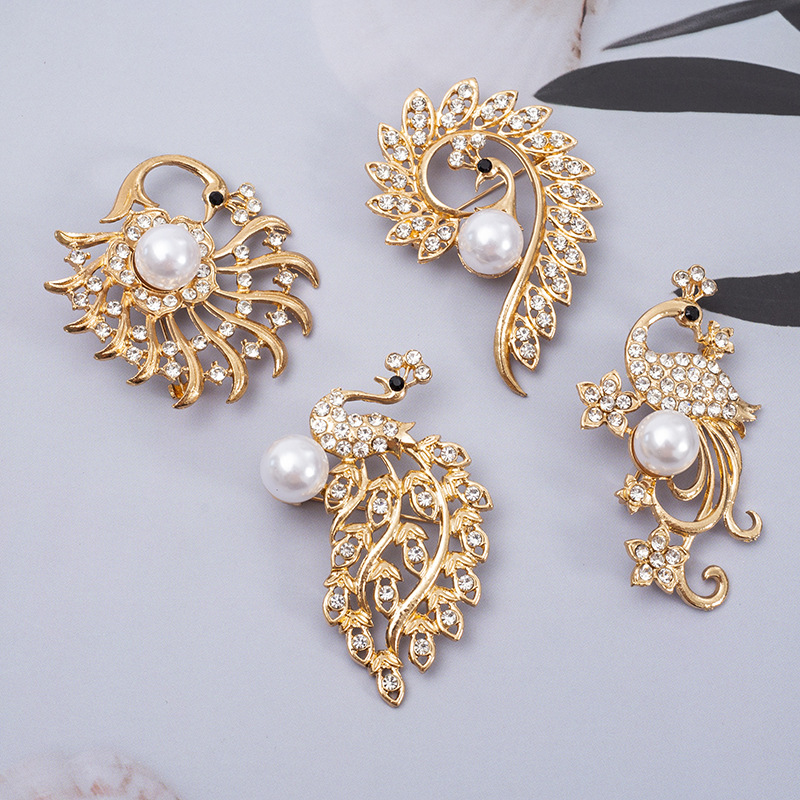European and American fashion peacock brooch rhinestone Pearl advanced moving object brooch clothing matching corsage pin accessories