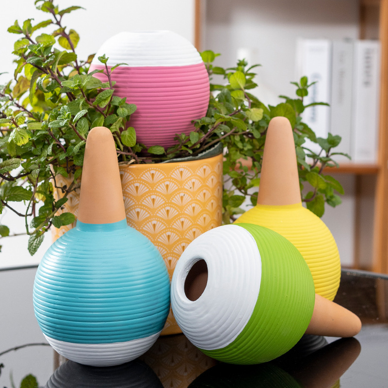 Increasing red ceramic horizontal grain large ball water seepage device flower watering device lazy drip irrigation device water supply across the border