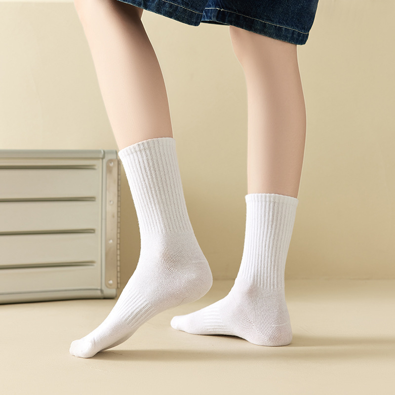 靴下の女性の秋冬の中筒の靴下の女性の日本の純色の積み重ねの靴下のinsの潮の束の口のスポーツの靴下の黒い白いストッキング|undefined