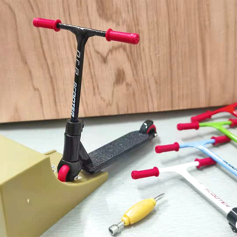 Сплав Пальчиковый самокат Мини-самокат из сплава + штаны + запасное колесо Amazon Toy