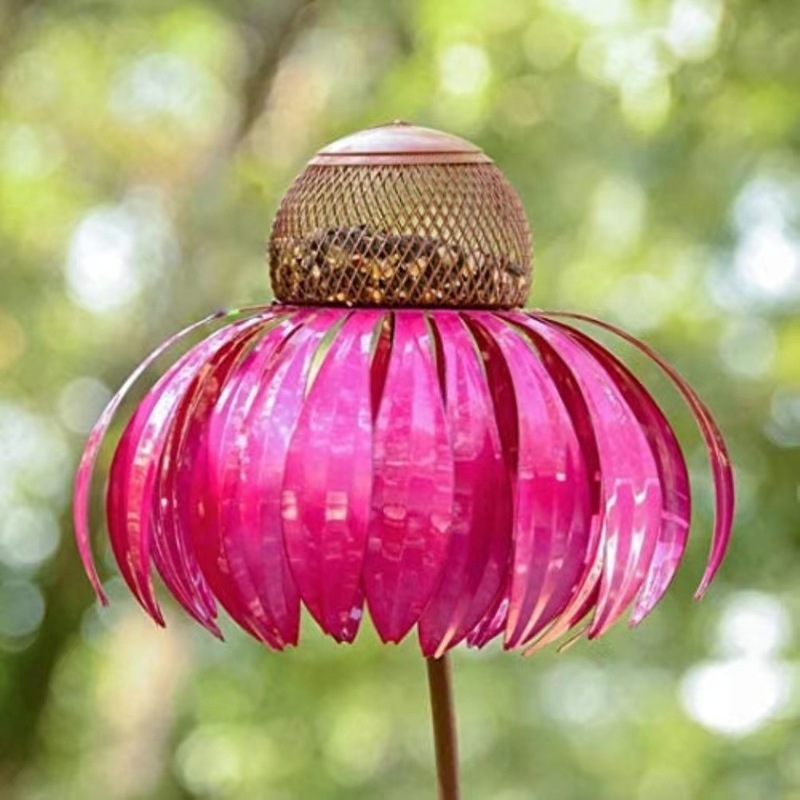 国境を越えた新製品の屋外の花は鳥器のハチドリに餌を与えます。|undefined