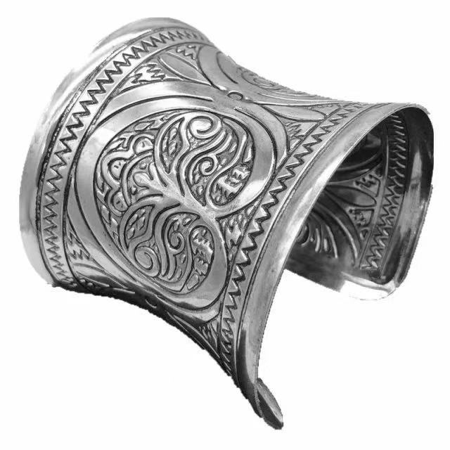European and American style retro fashion classic carved wide bracelet women's titanium steel bracelet bracelet exaggerated jewelry wholesale 0412