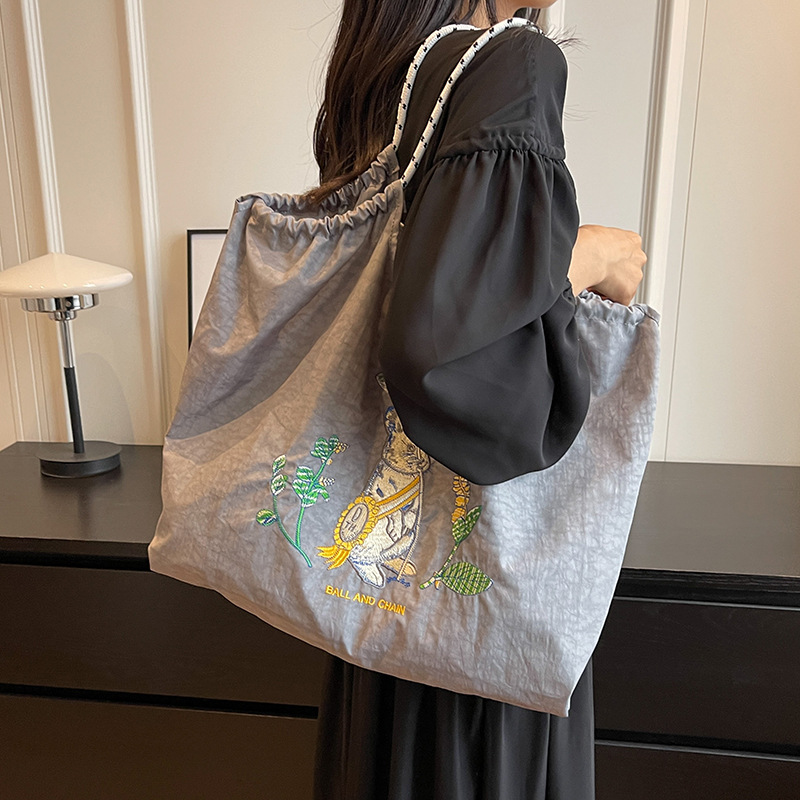 尼龍布包包女大容量2024新款夏天刺繡單肩包布包高級感通勤托特包