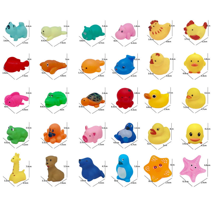 赤ちゃんがお風呂に入ってつまんで水遊びをします。|undefined