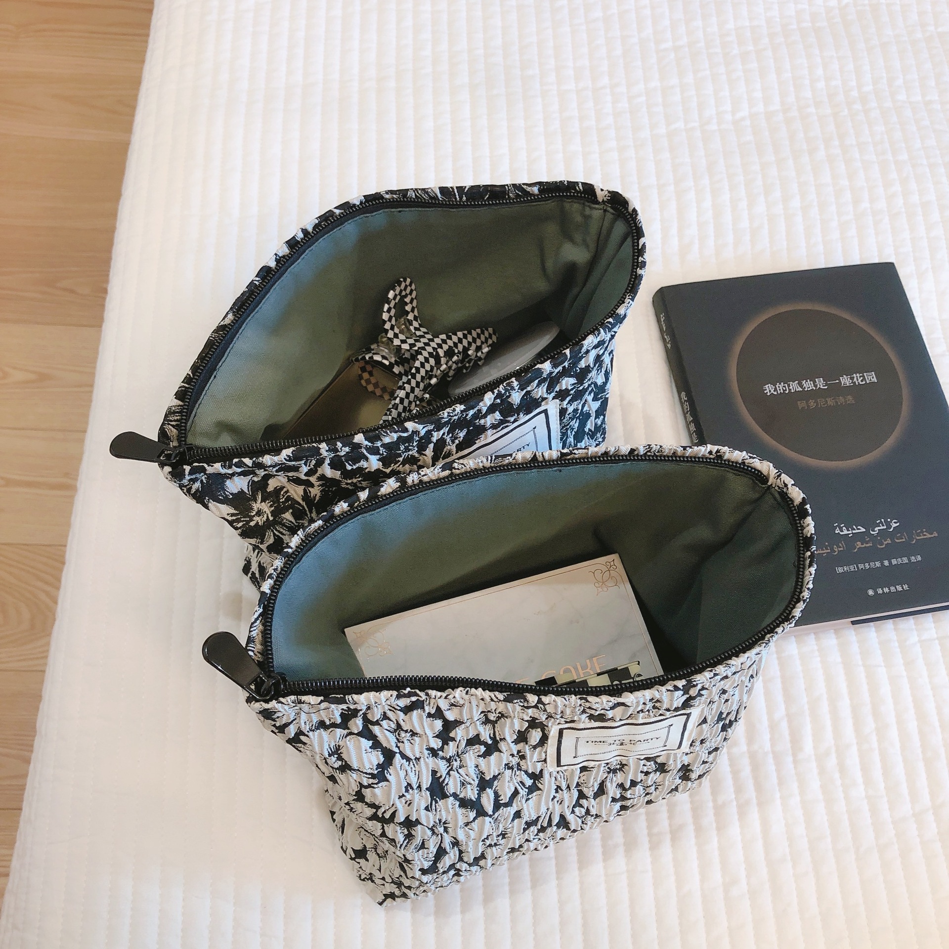 [Su Xi cloth bag] black and white bow makeup bag hand bag corrugated texture jacquard flower small fragrant style cloth bag
