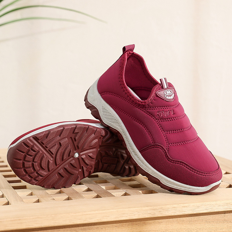 The new spring 2023 with a flat bottom low top women's shoes light and comfortable Joker soft bottom middle-aged mother shoes