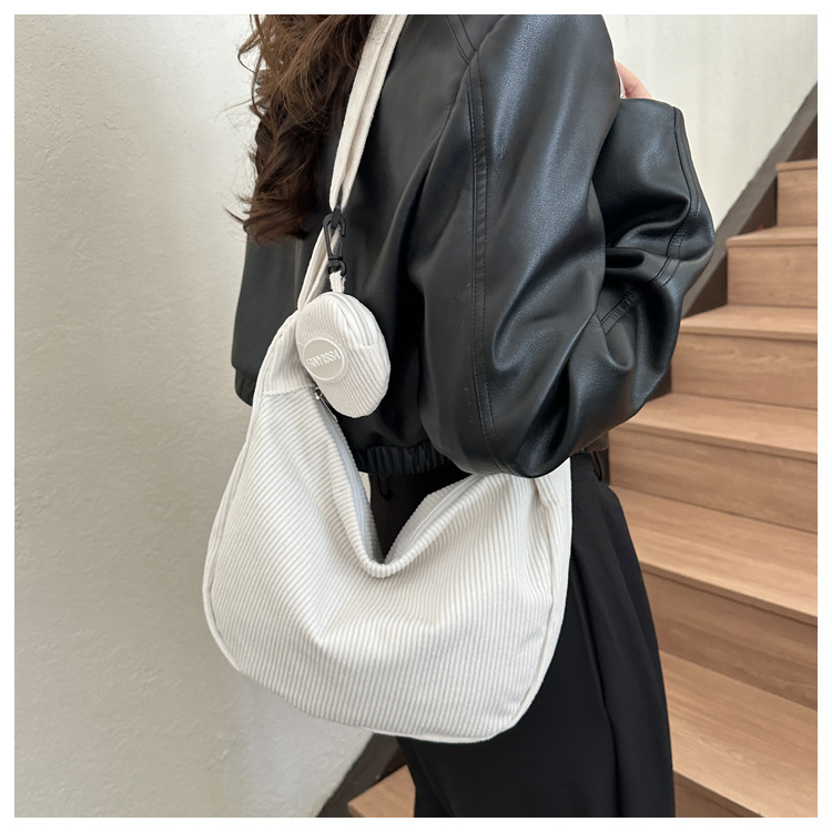 Solid color simple large capacity 2023 autumn and winter New Korean style simple shoulder messenger bag mother bag dumpling bag fashion_voghion.com