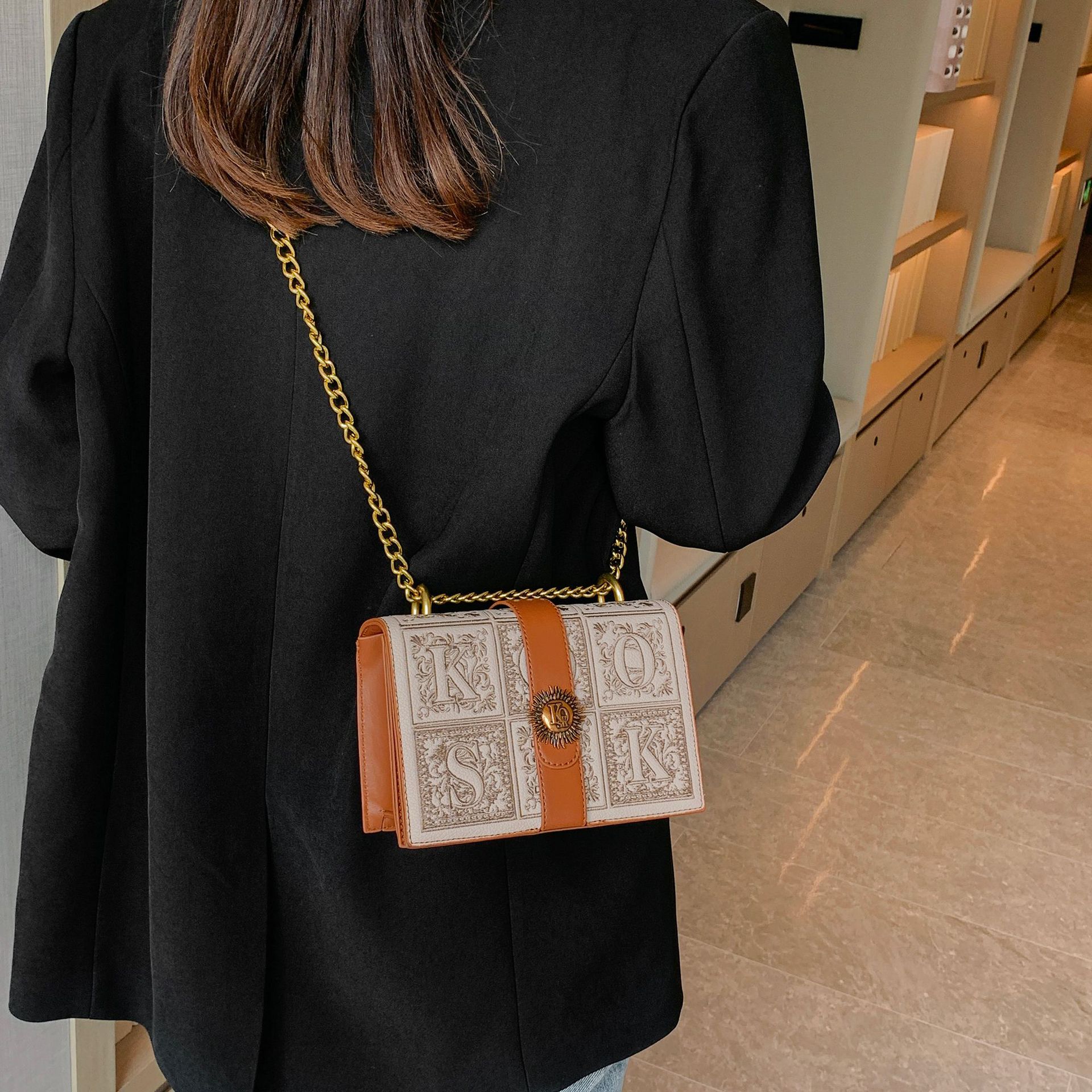 Bag Women's Bag 2024 New Style Texted Large Capacity Rhombic Chain Tote Bag Chanel Style Commuter Shoulder Crossbody Bag