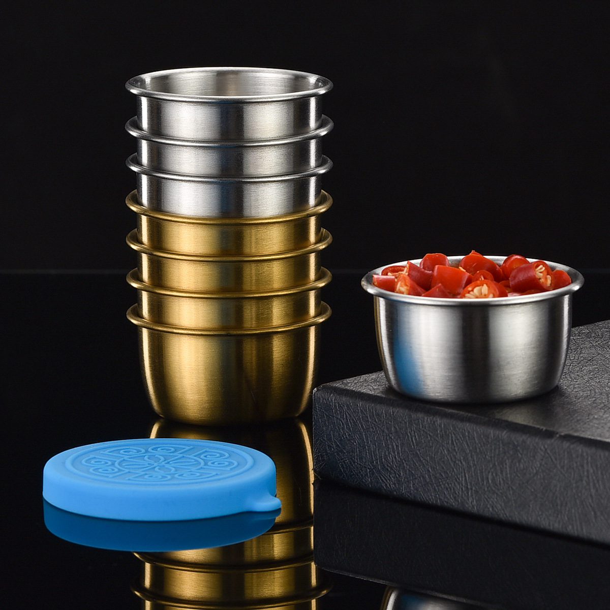 Cross-border 304 stainless steel sauce cup with silicone lid 50ml dip cup sealed outdoor portable sauce seasoning dish