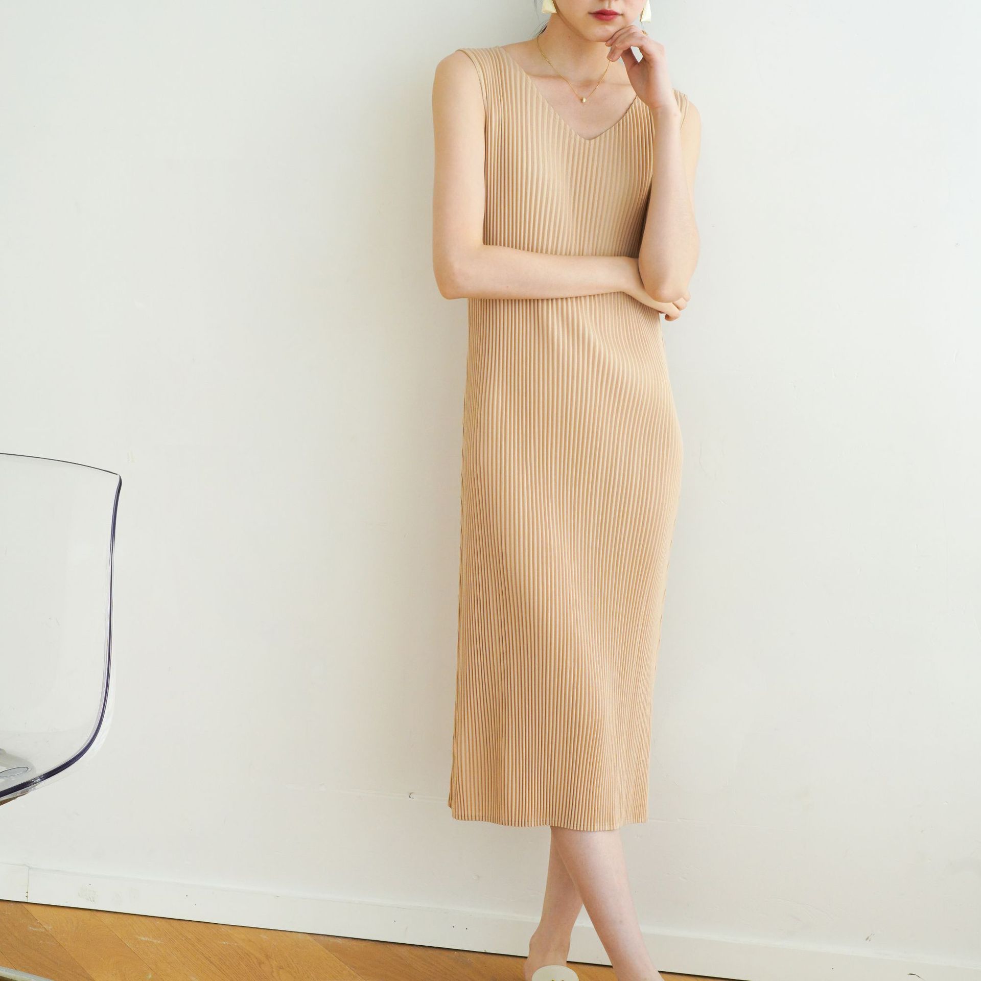Quality 2024 Early Spring Pleated Soft Thick Fabric Temperament Commuting Simple Casual Slim V-neck Dress
