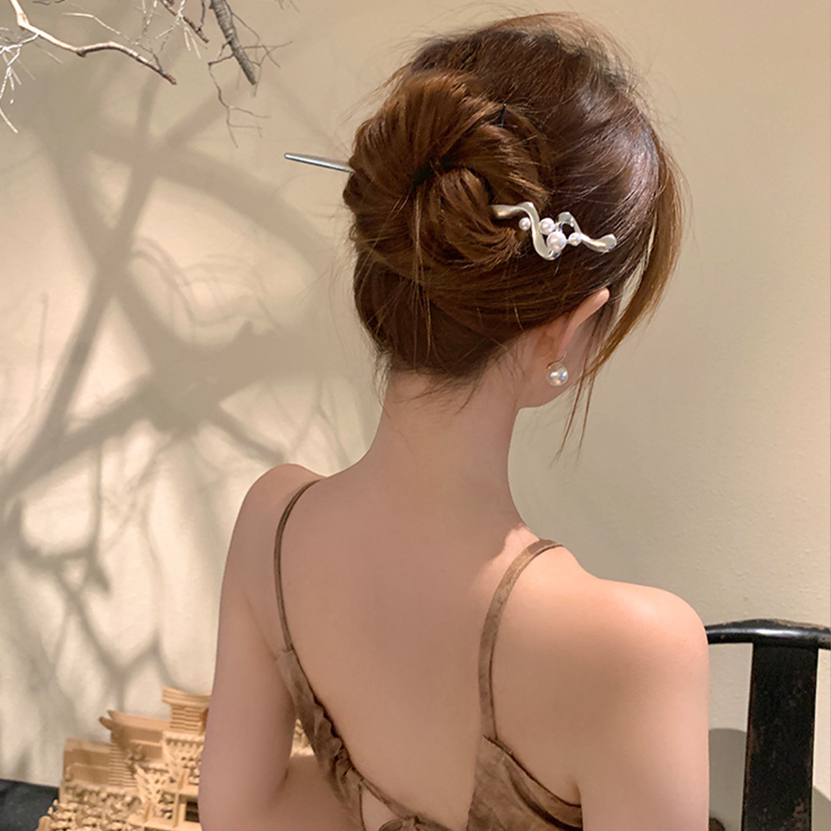 Cool and new Chinese style pearl hairpin female high-end design sense metal bun holder hair clip elegant hair ornament 