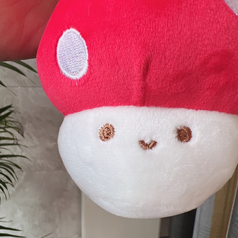 キャッチマシンの子供のキノコの小さいペンダントのぬいぐるみの夜市は地面を押して投げます。|undefined