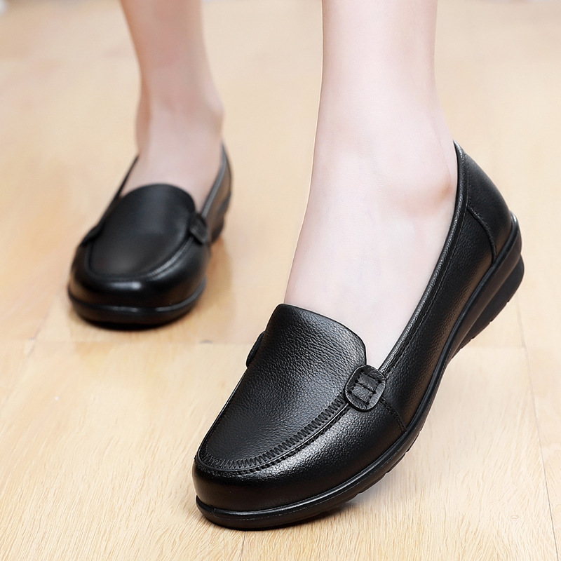 Factory direct new casual shoes light soft bottom mother shoes top layer leather flat shoes a generation of hair