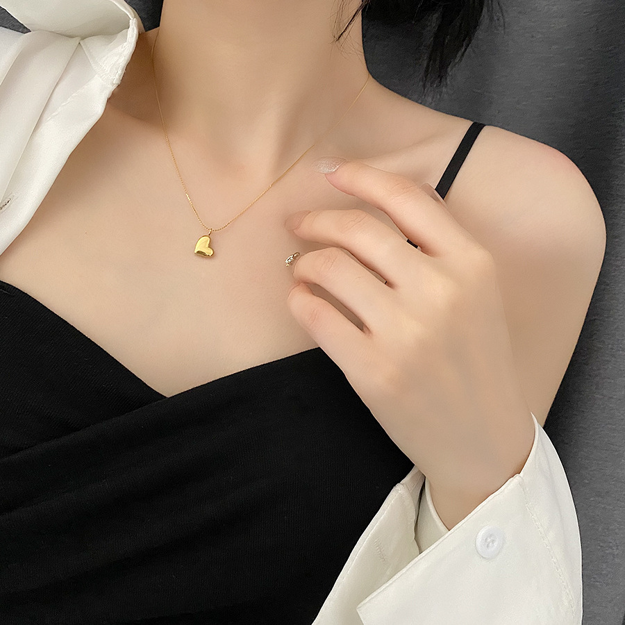 Gold Heart Titanium Steel Necklace for Women, Ins Cool Style, Elegant Clavicle Chain, Unique Design, Simple and Versatile Collar Necklace
