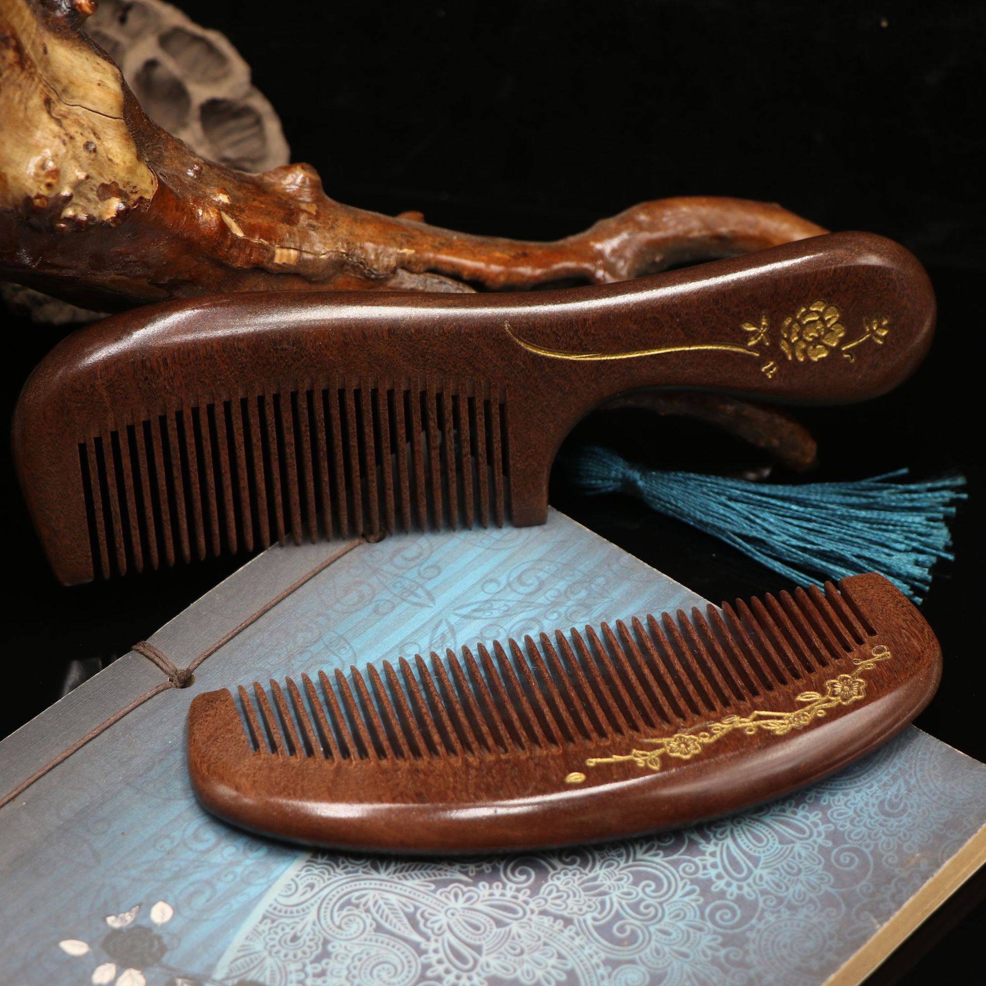 Factory direct gold sandalwood comb Crescent 16cm electrostatic comb curly hair wooden comb support custom logo